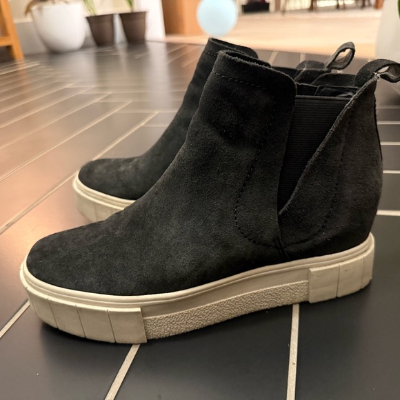 Black Ankle Boots with Thick Sole and Slip-On Design - Picture 2 of 4